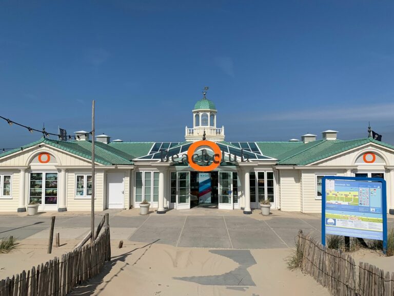 een zonnige foto van een beachclub in Noordwijk